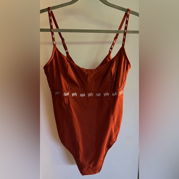 🦁YITTY spotlight shaping demi cup thong bodysuit | shimmered burnt orange/rust - Picture 8 of 13